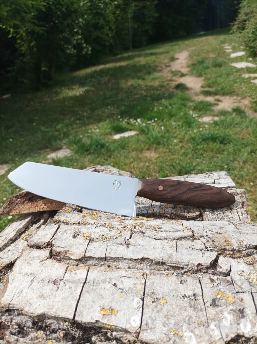 Couteau de cuisine Bunka à lame large et pointe anguleuse, avec manche en bois.