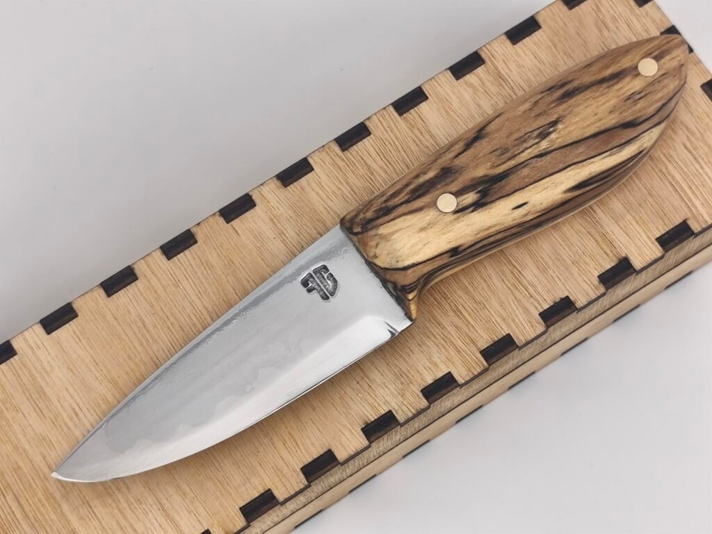 Couteau scandinave en acier 135Cr6 à trempe sélective présenté sur sa boîte