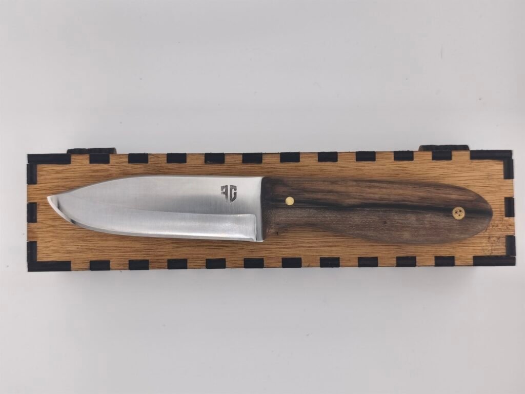Couteau pleine soie X50CrMoV8 avec manche en noyer stabilisé présenté sur sa boîte
