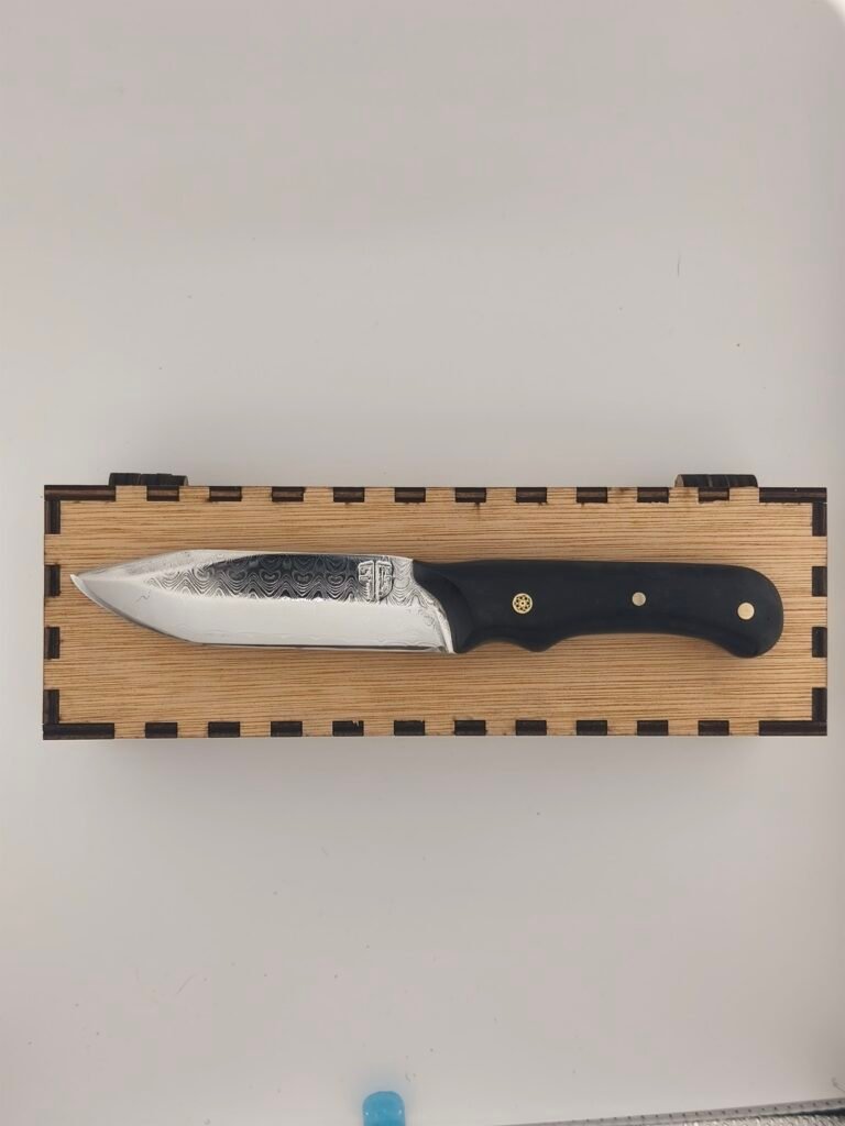 Couteau Damas inox VG10 à manche en résine noire présenté sur sa boîte