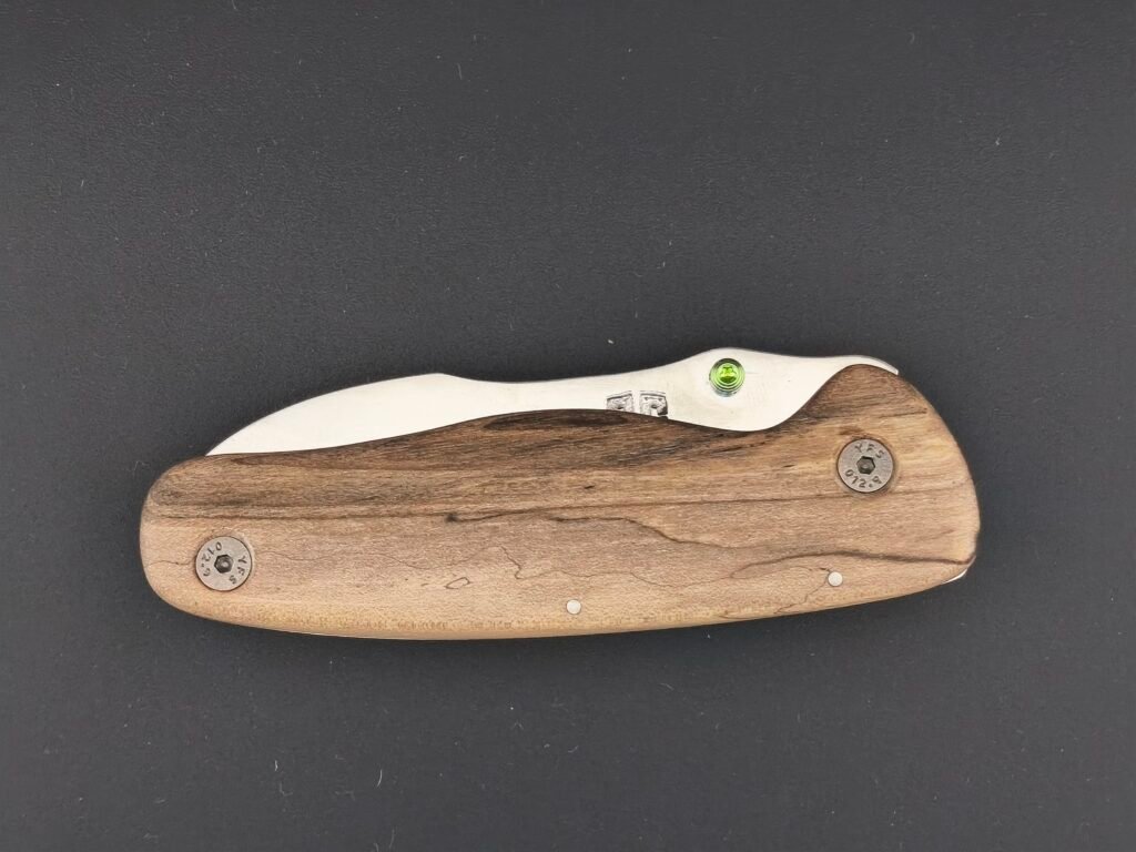 Couteau pliant VG10 Suminagashi fermé avec manche en noyer stabilisé naturel