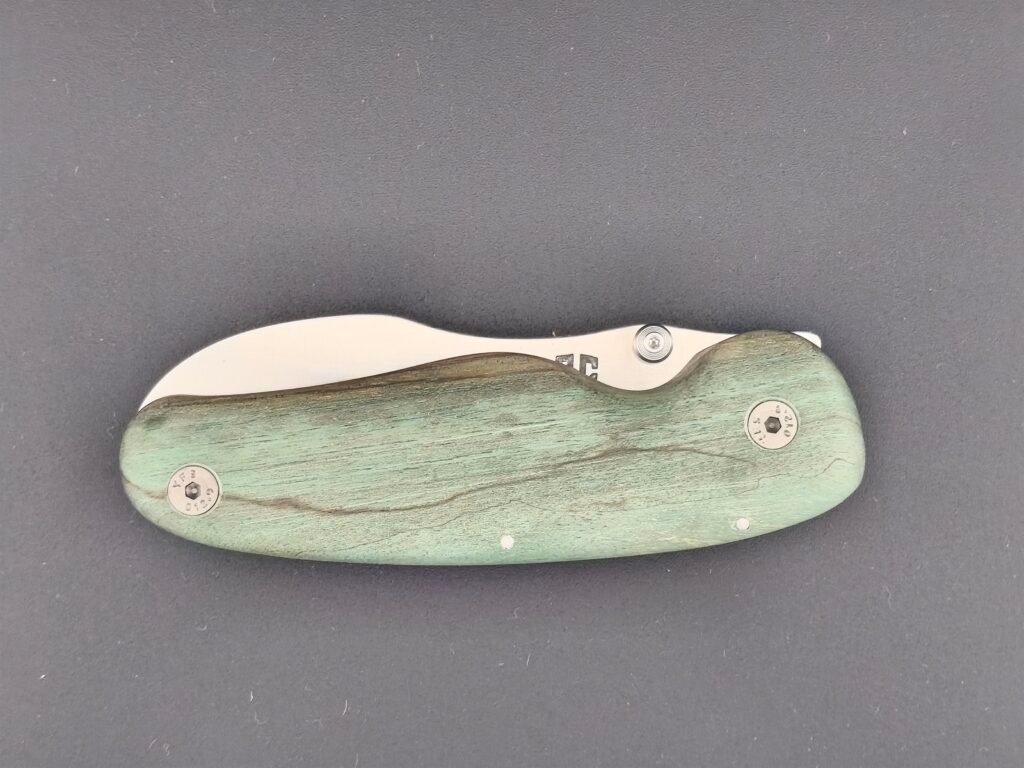 Couteau pliant semi-inox X50CrMoV8 fermé avec manche en noyer stabilisé vert pâle