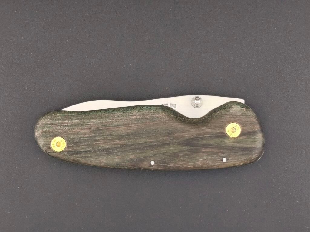 Couteau pliant artisanal Liner Lock fermé, manche en noyer stabilisé vert-brun