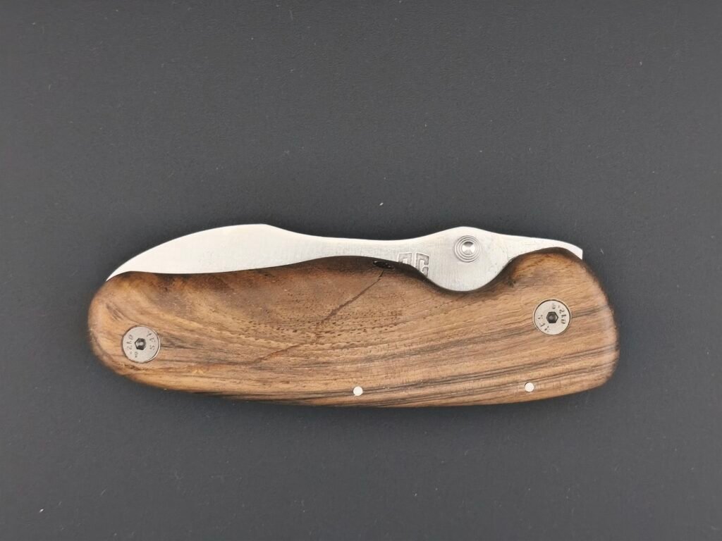 Couteau pliant à trempe sélective C125U/C130 fermé, manche en noyer stabilisé